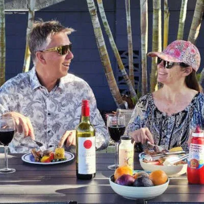 Guests-Enjoying-a-Meal-in-the-Almare-Motel-BBQ-Area